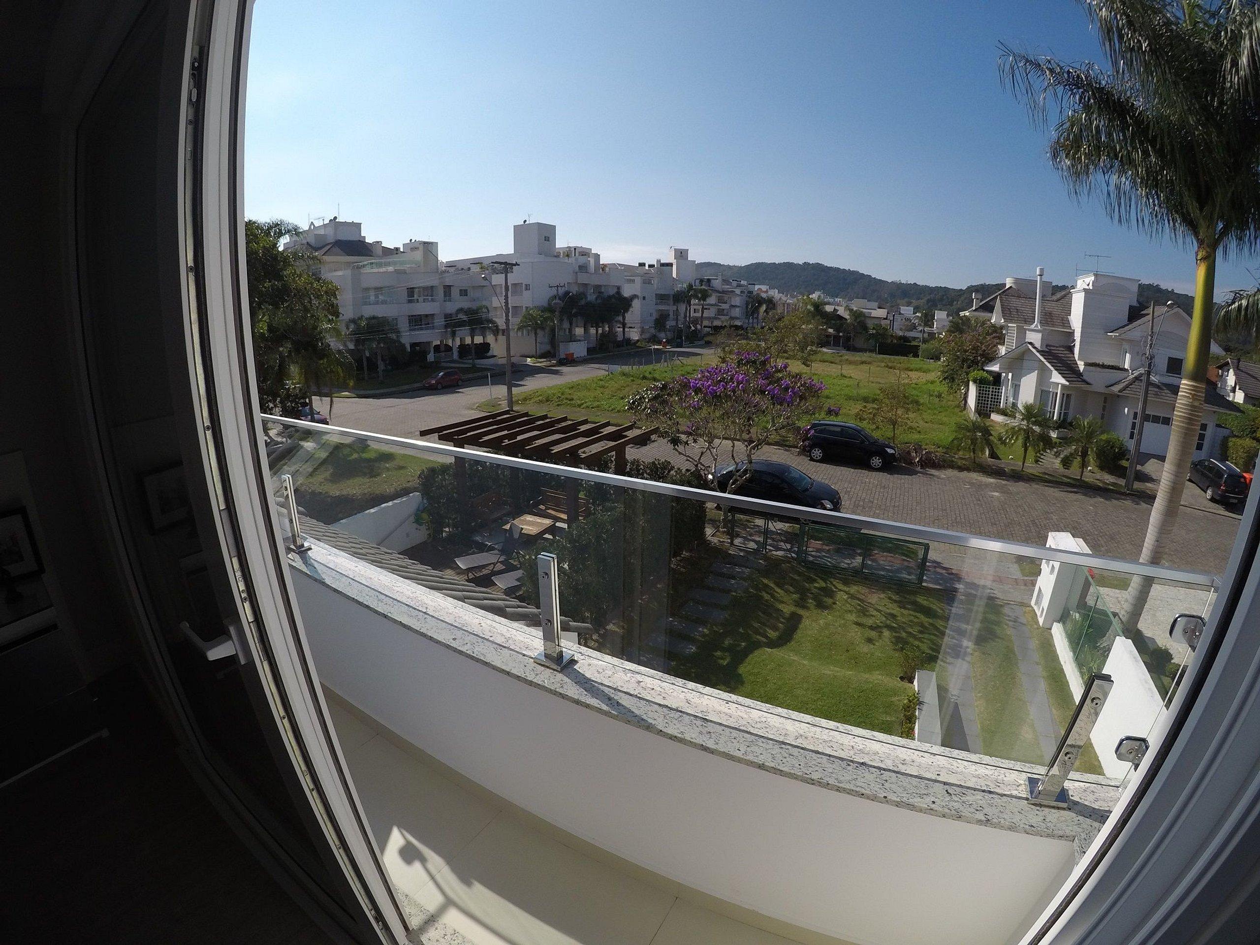 image-housing-carousel