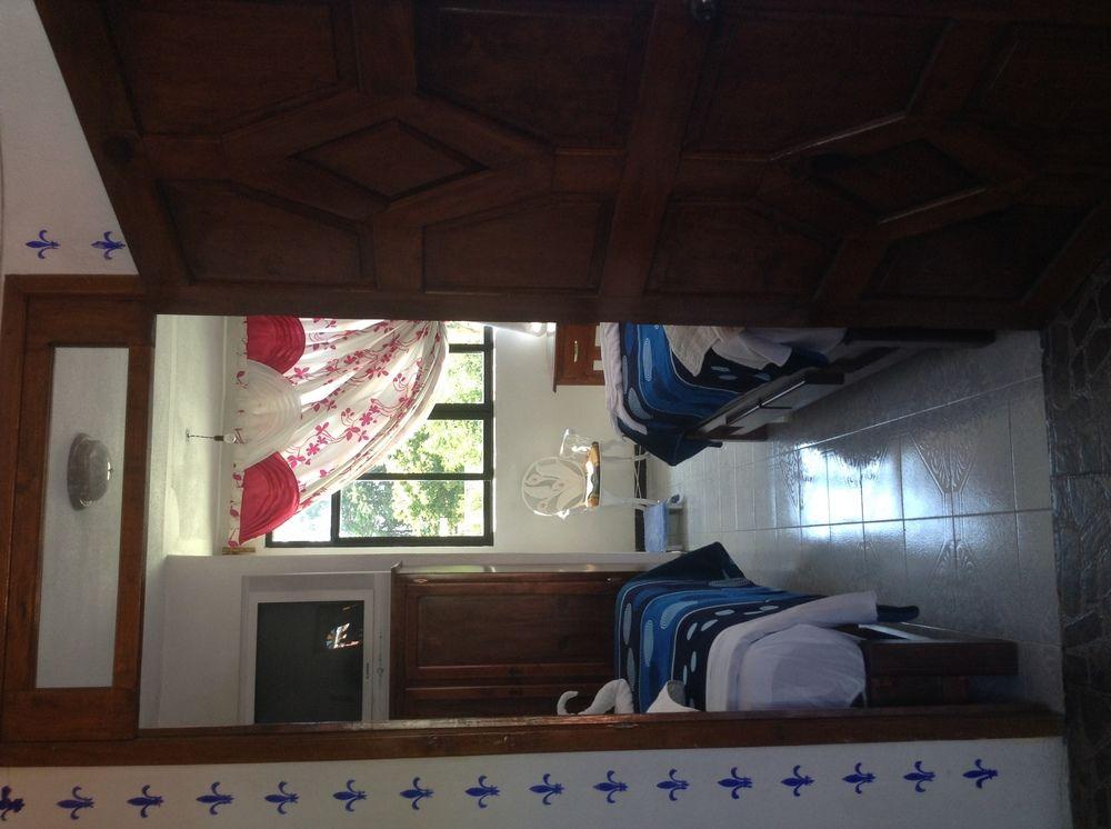 image-housing-carousel