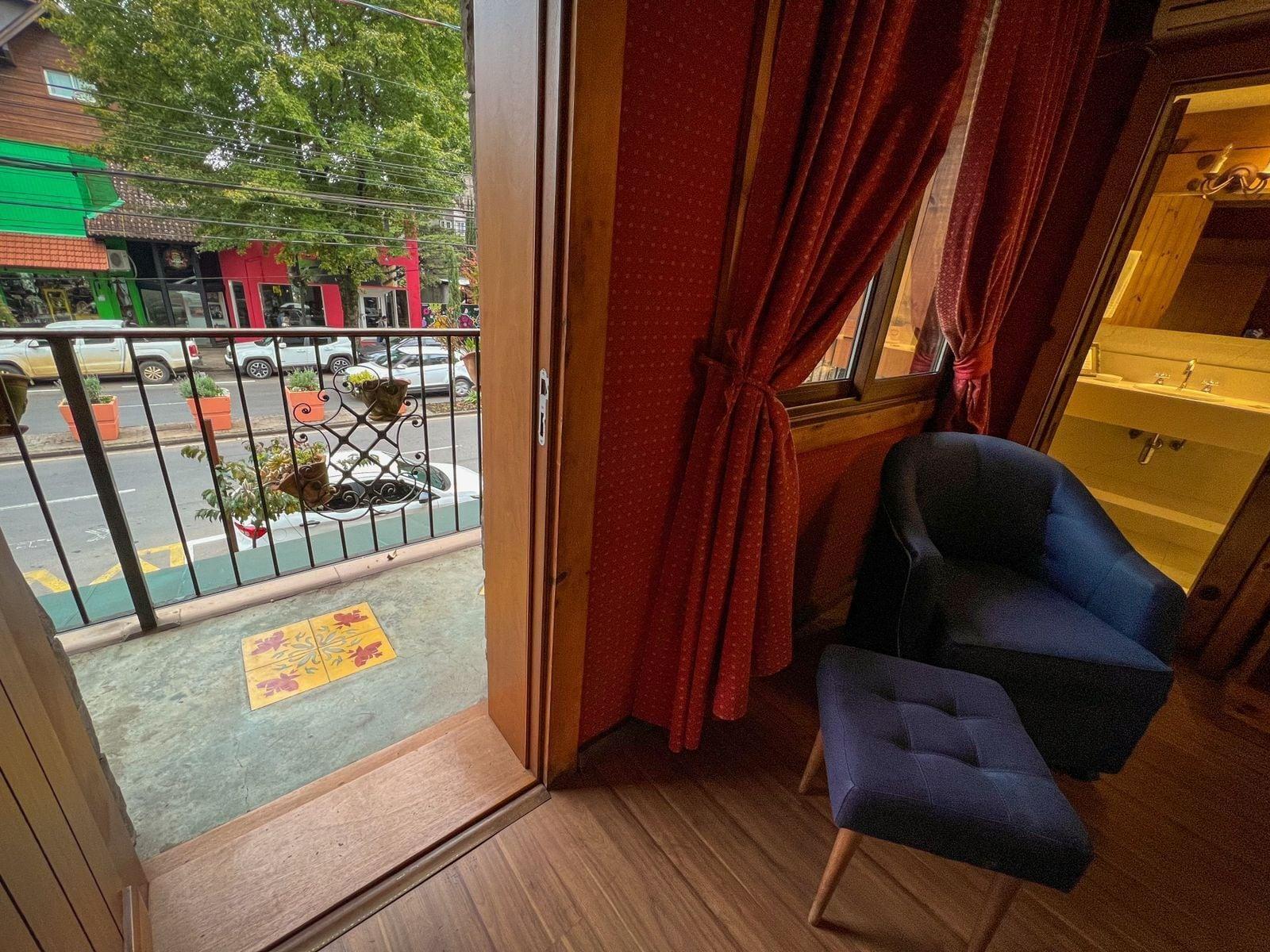 image-housing-carousel