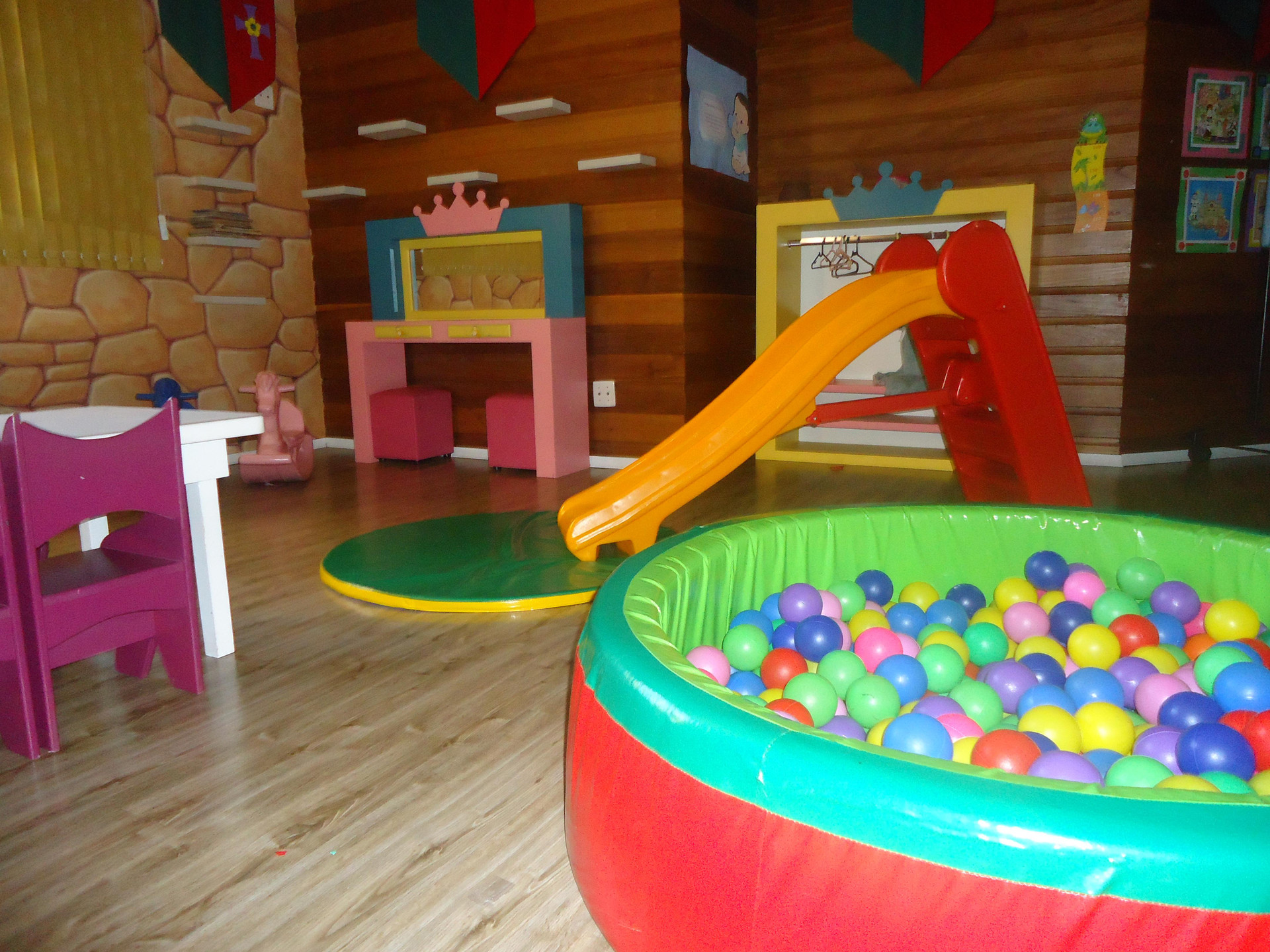 image-housing-carousel