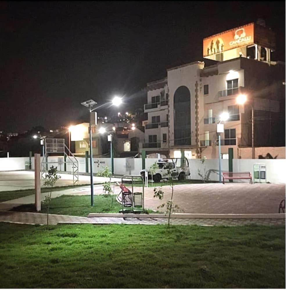 image-housing-carousel