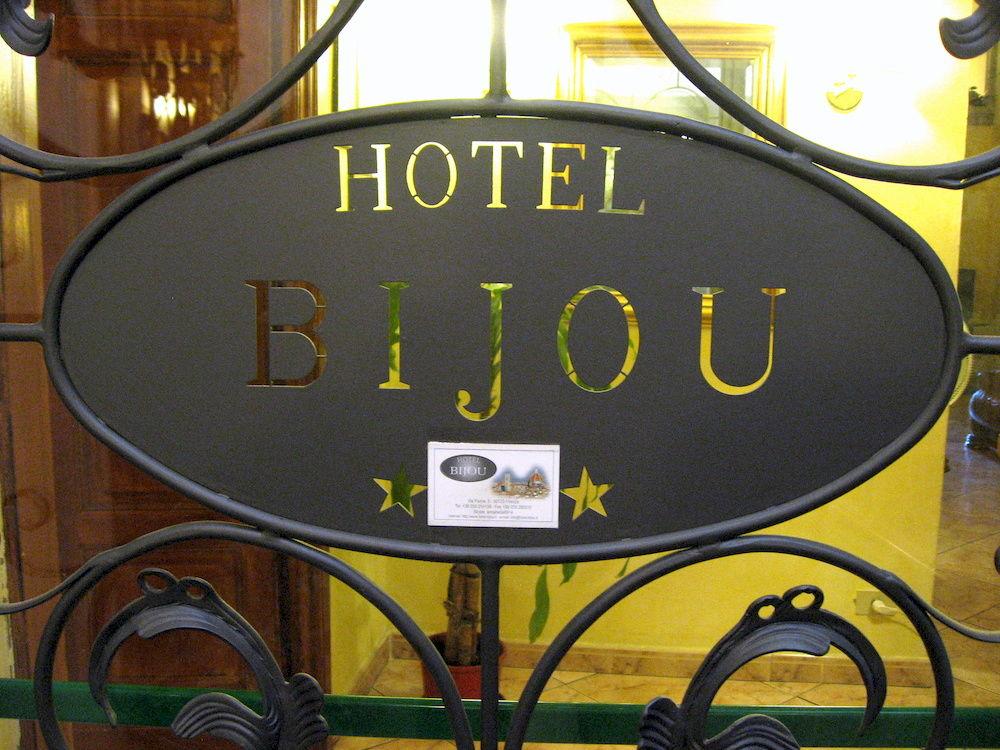 image-housing-carousel