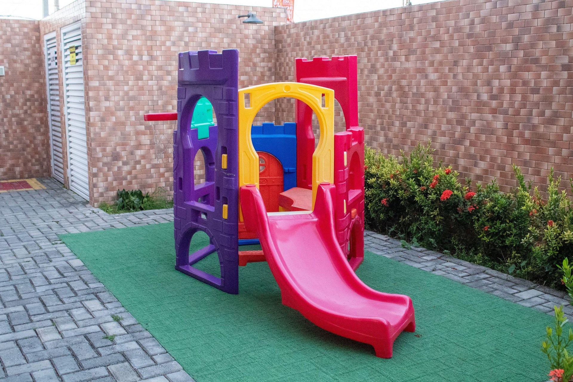 image-housing-carousel