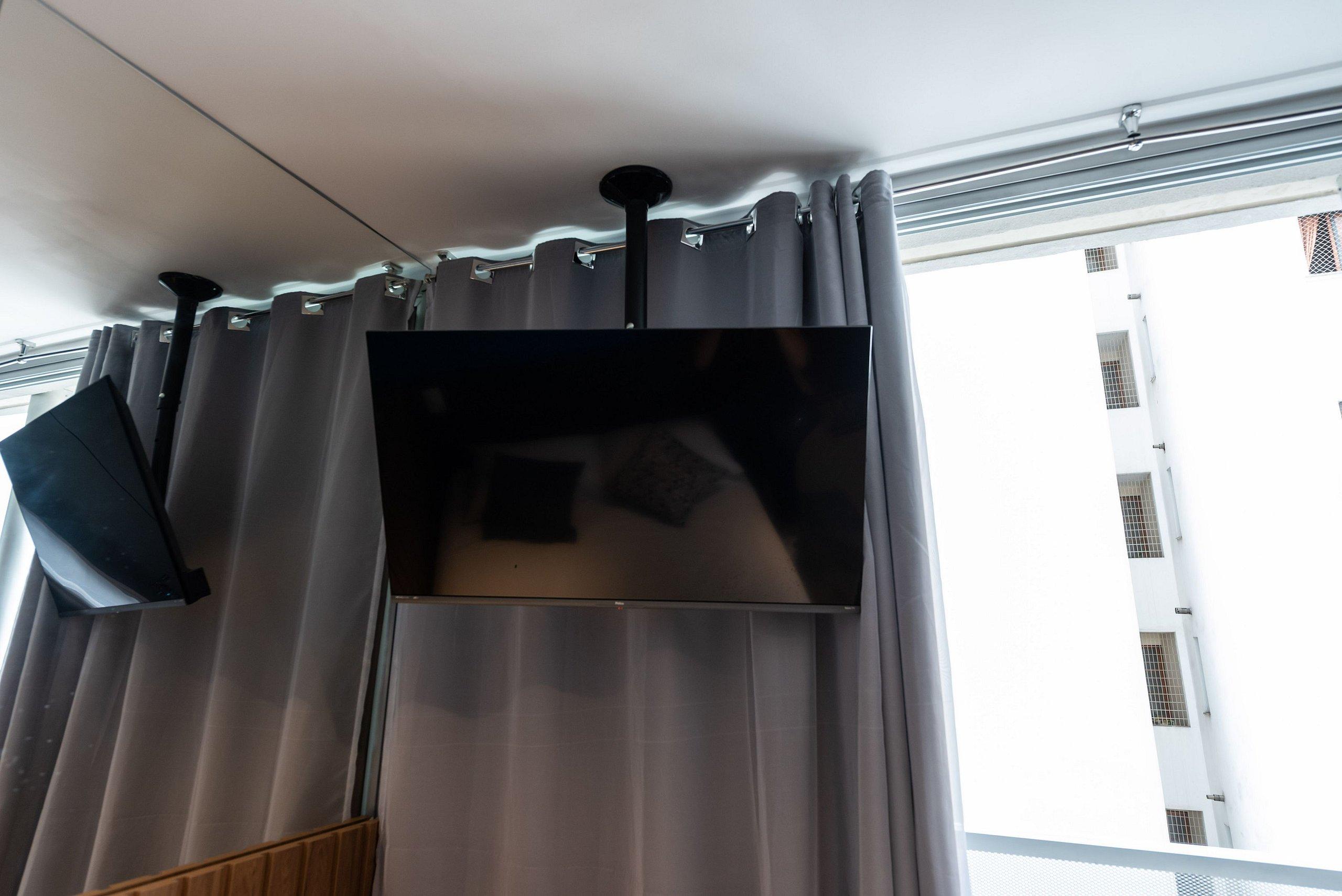 image-housing-carousel