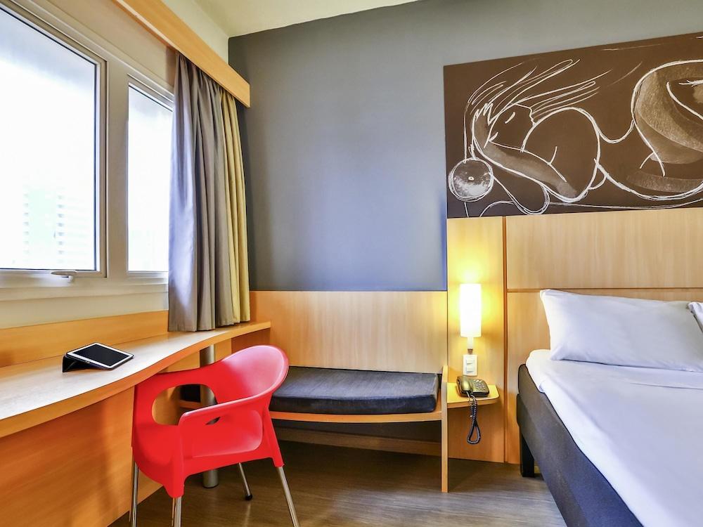 image-housing-carousel