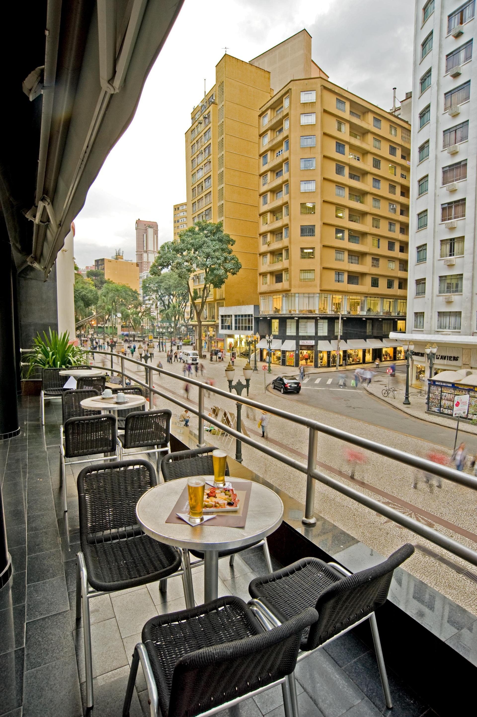 image-housing-carousel