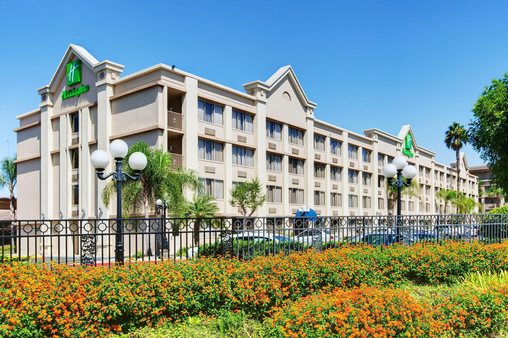 image-housing-carousel