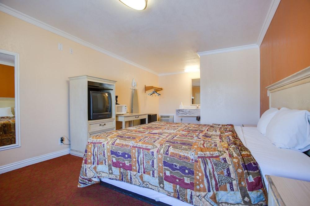 image-housing-carousel