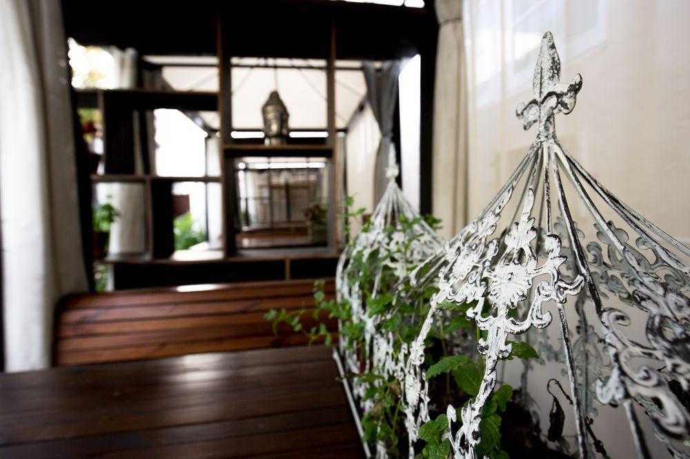 image-housing-carousel