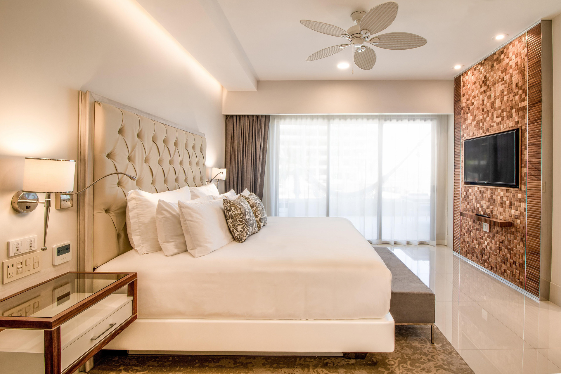 1 BEDROOM 1 KING BED