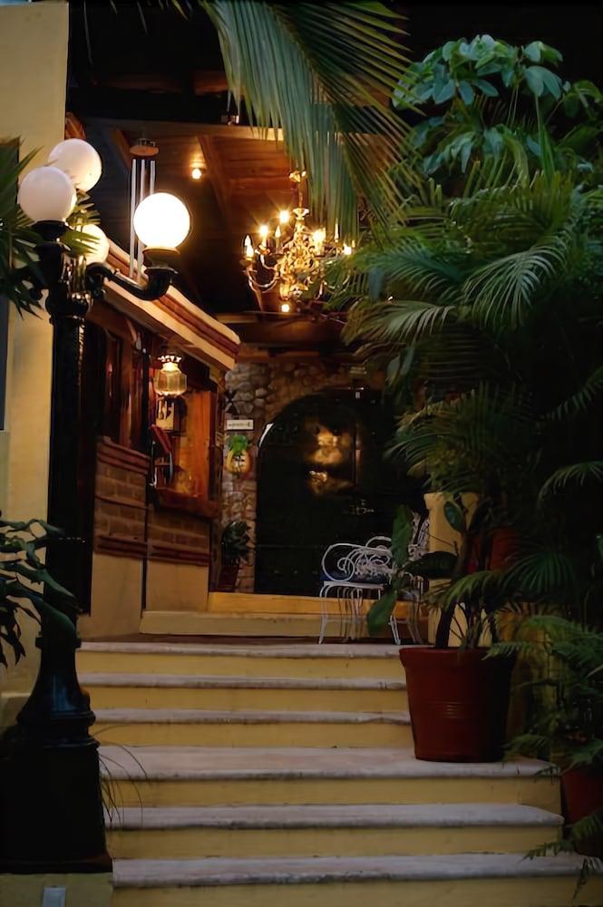 image-housing-carousel