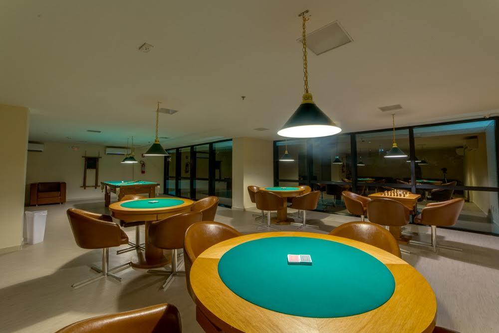 image-housing-carousel