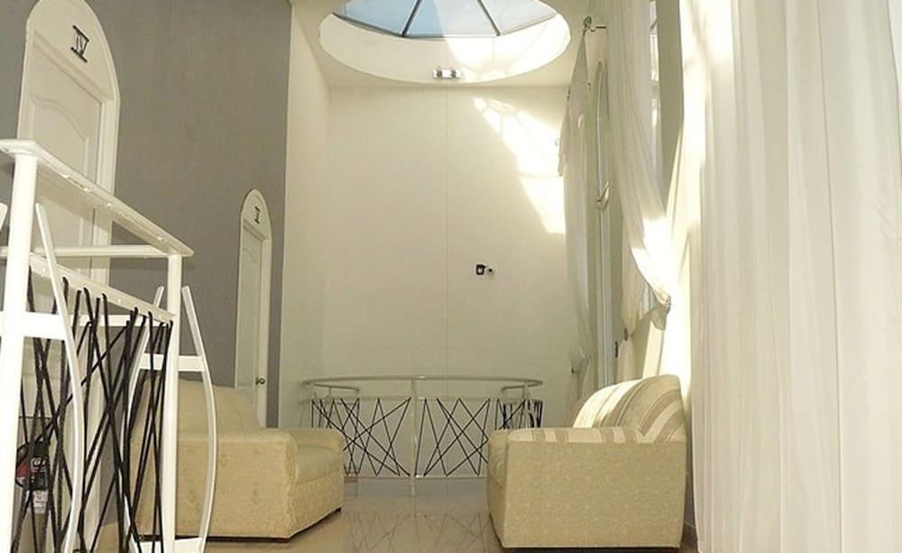 image-housing-carousel