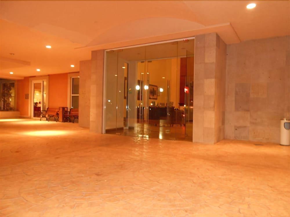 image-housing-carousel