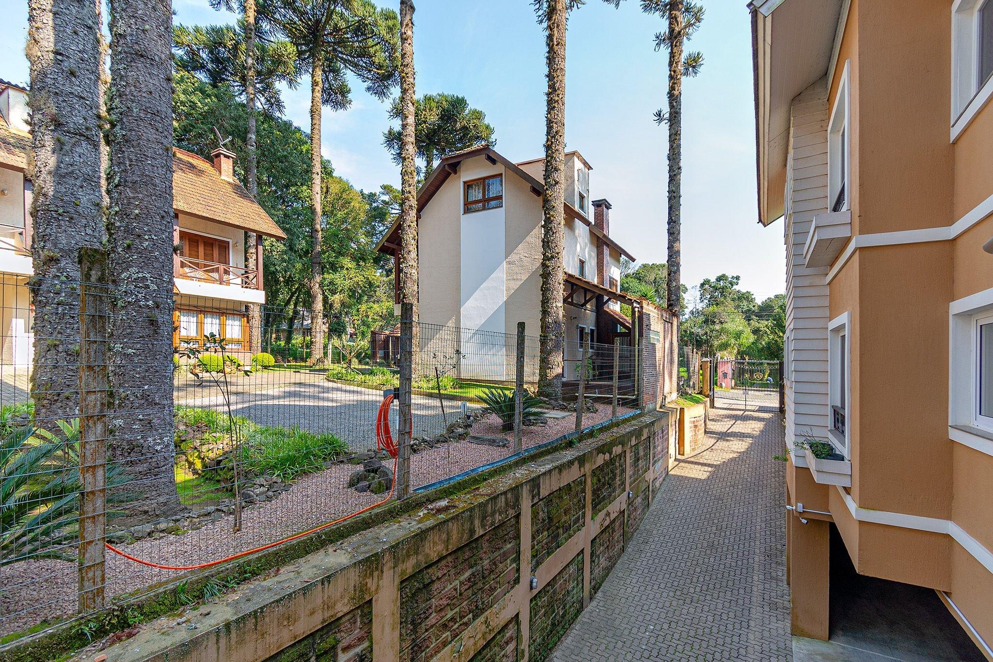 image-housing-carousel