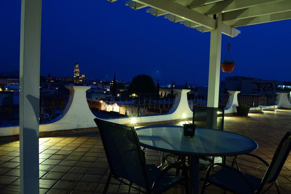 image-housing-carousel