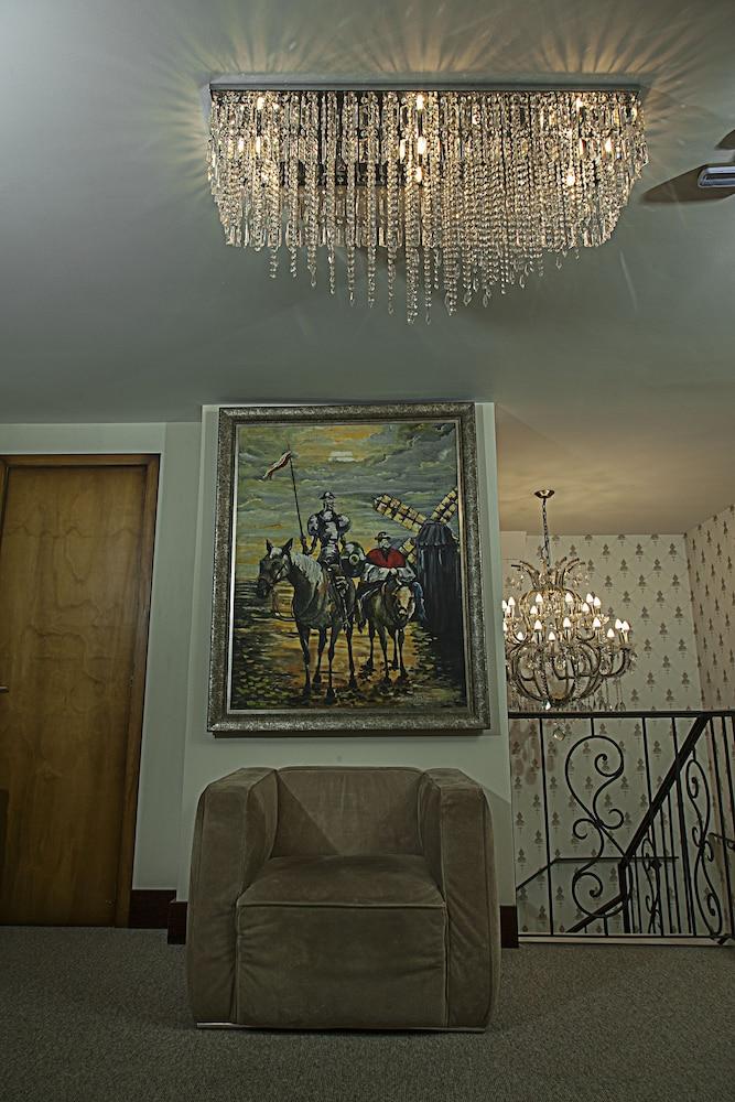 image-housing-carousel
