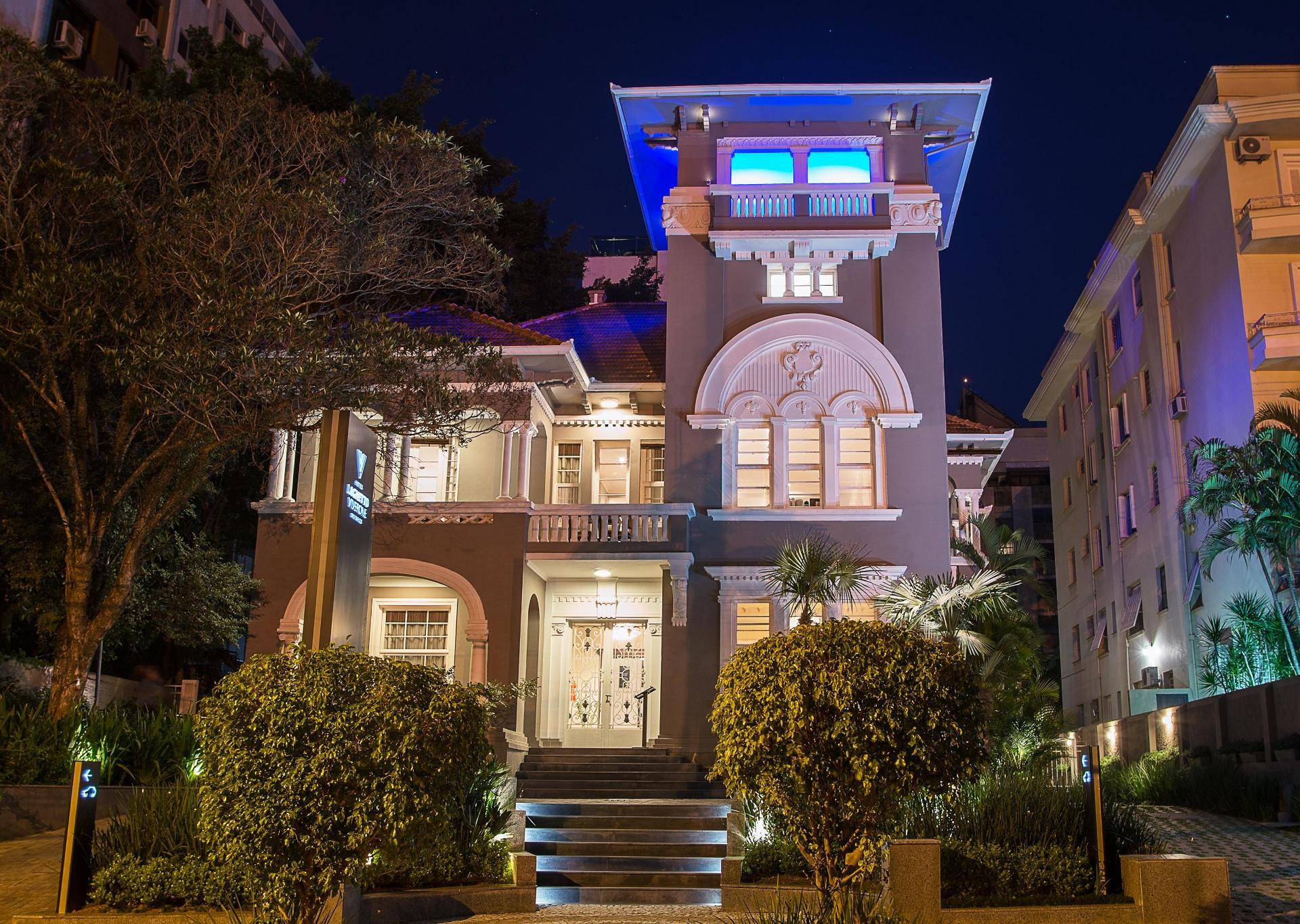 image-housing-carousel