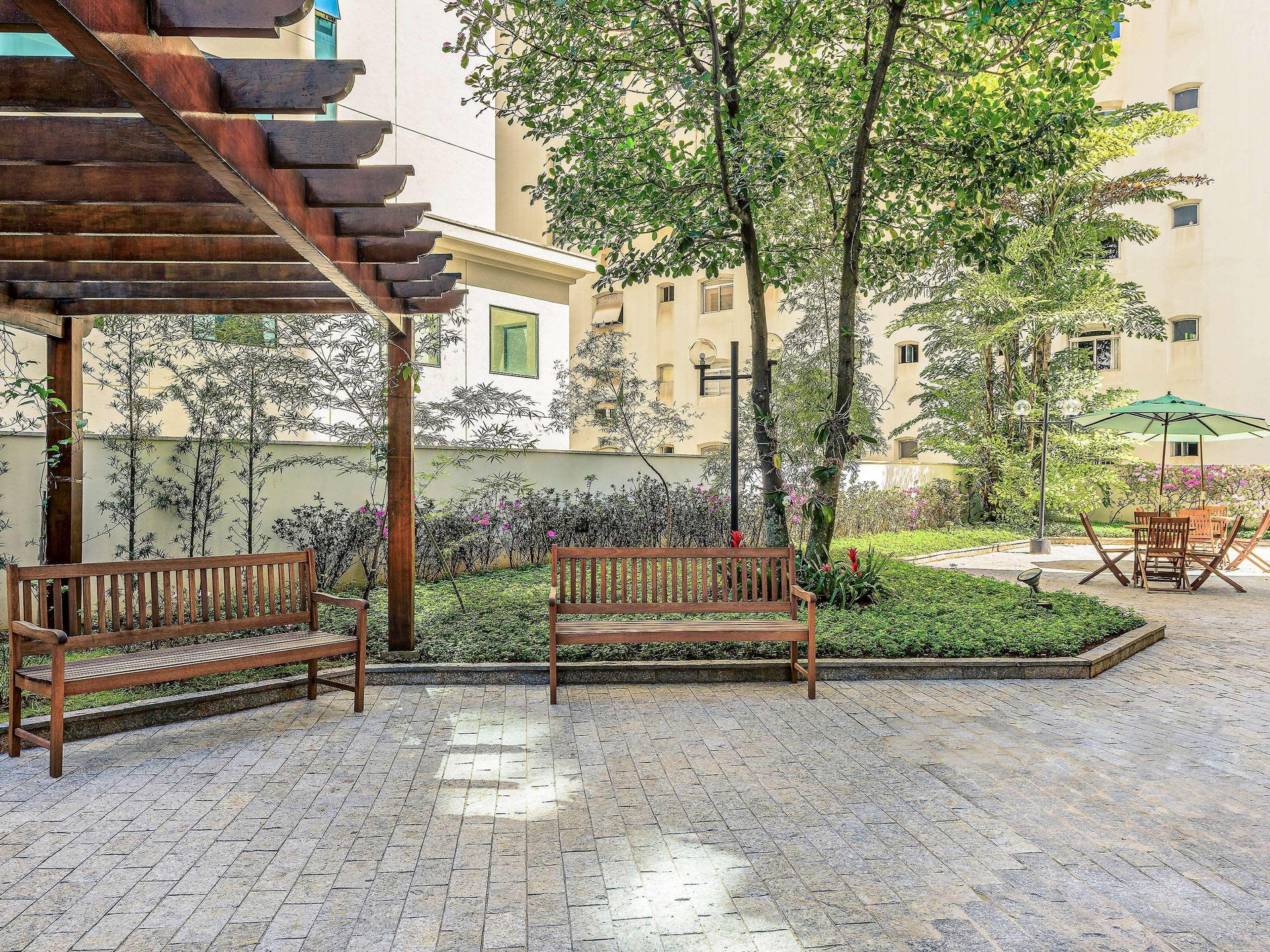 image-housing-carousel