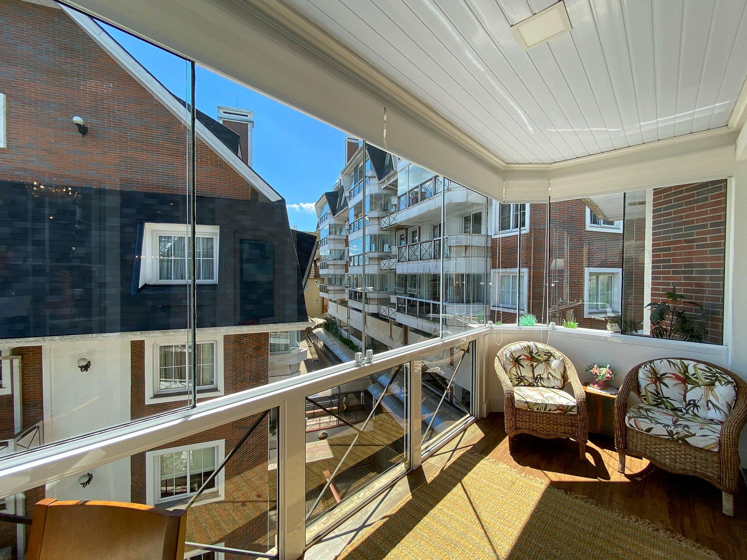 image-housing-carousel
