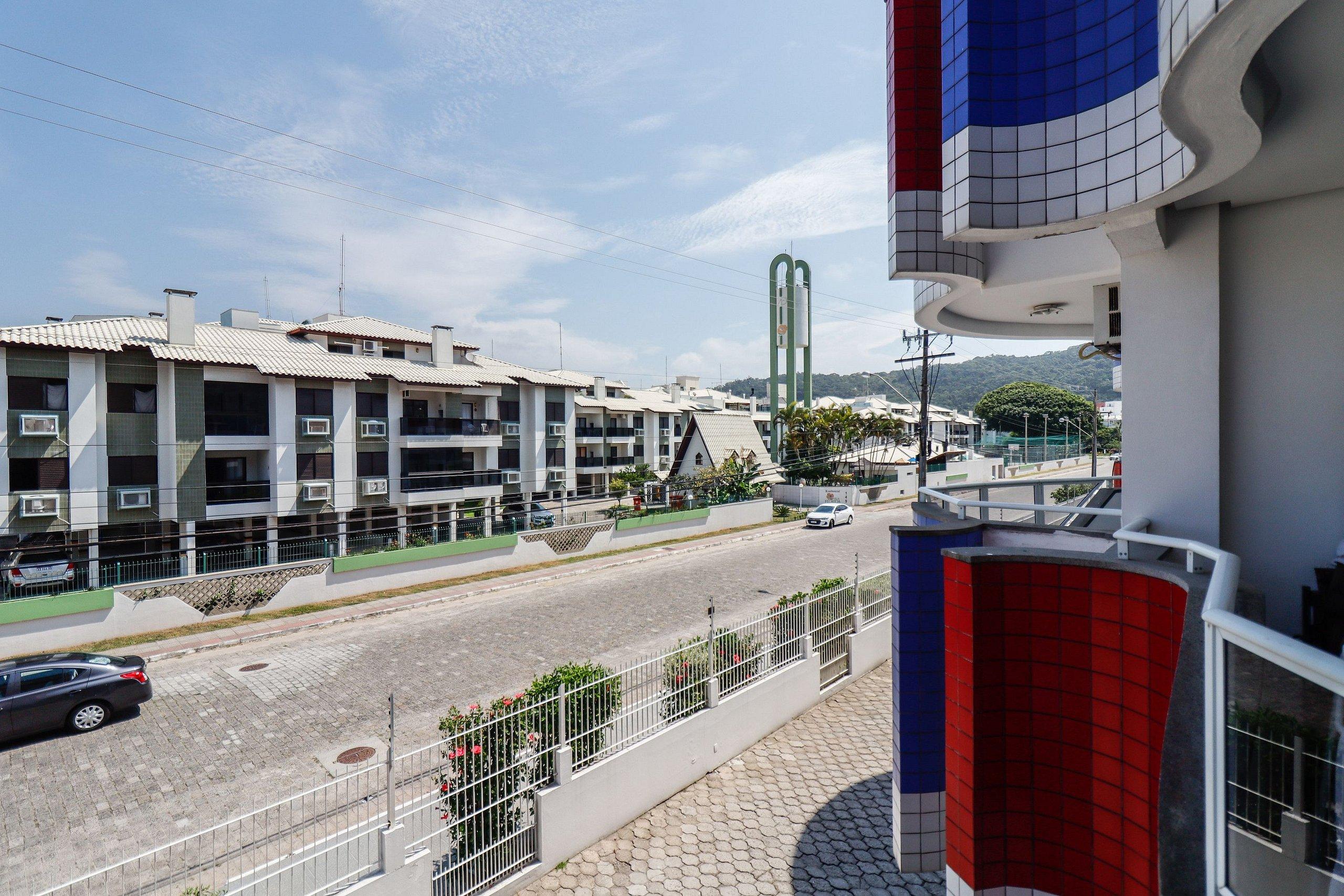 image-housing-carousel