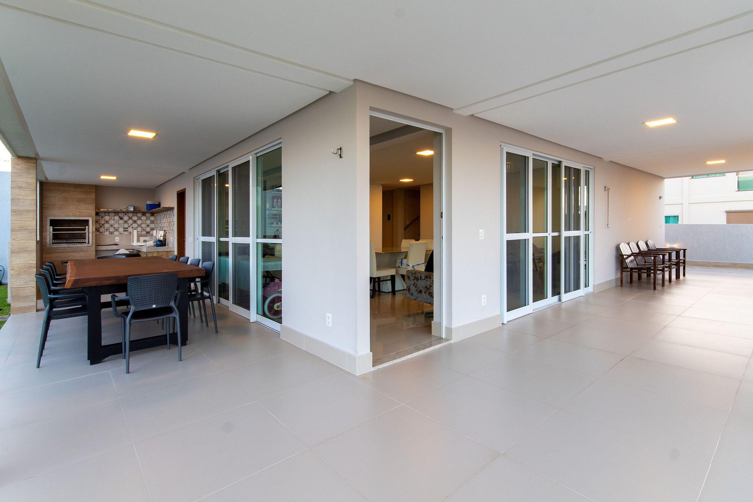 image-housing-carousel