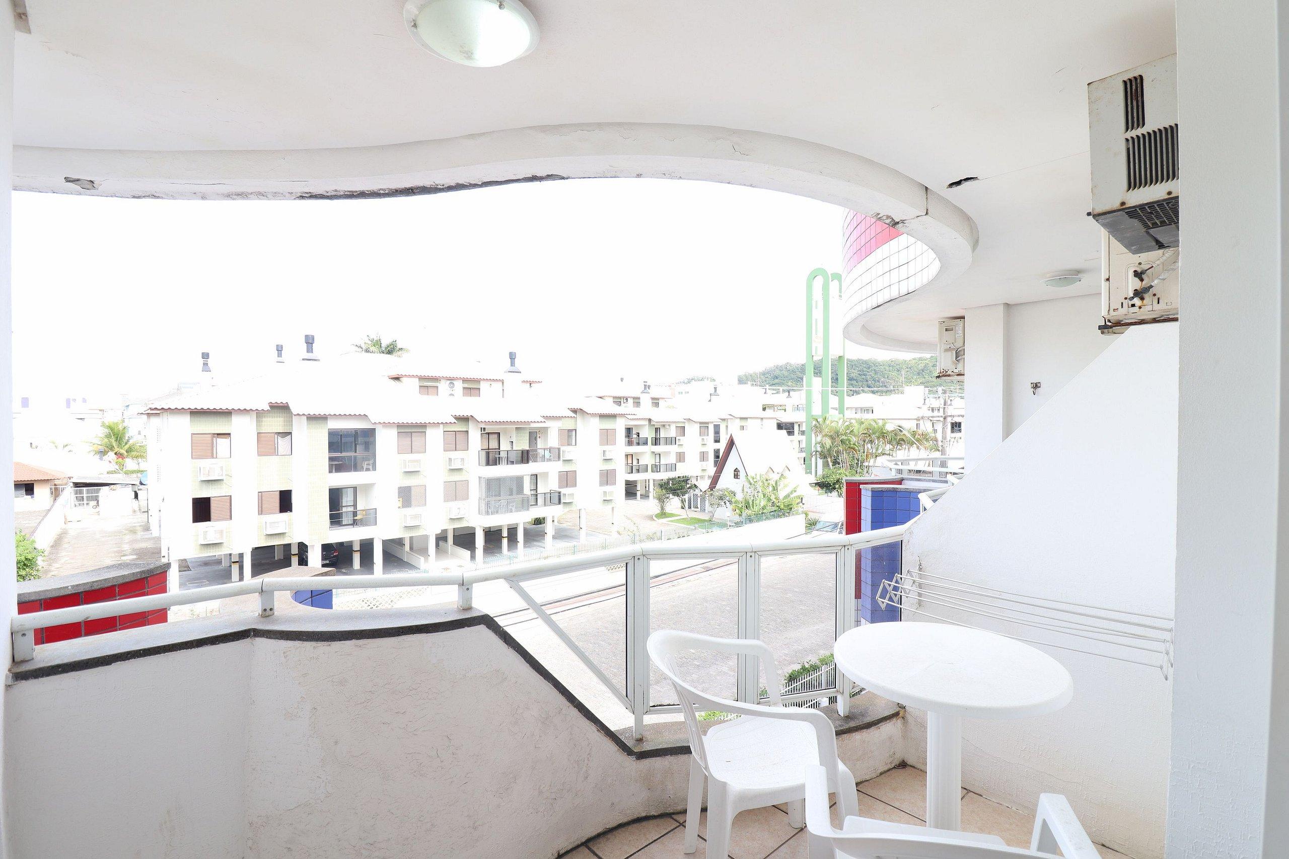 image-housing-carousel