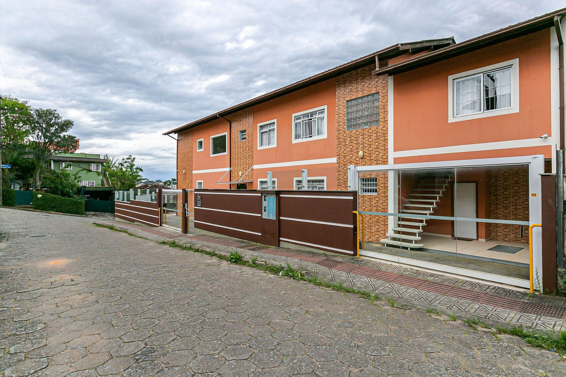 image-housing-carousel