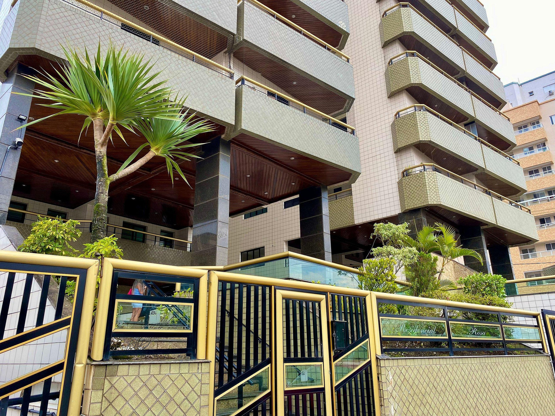 image-housing-carousel