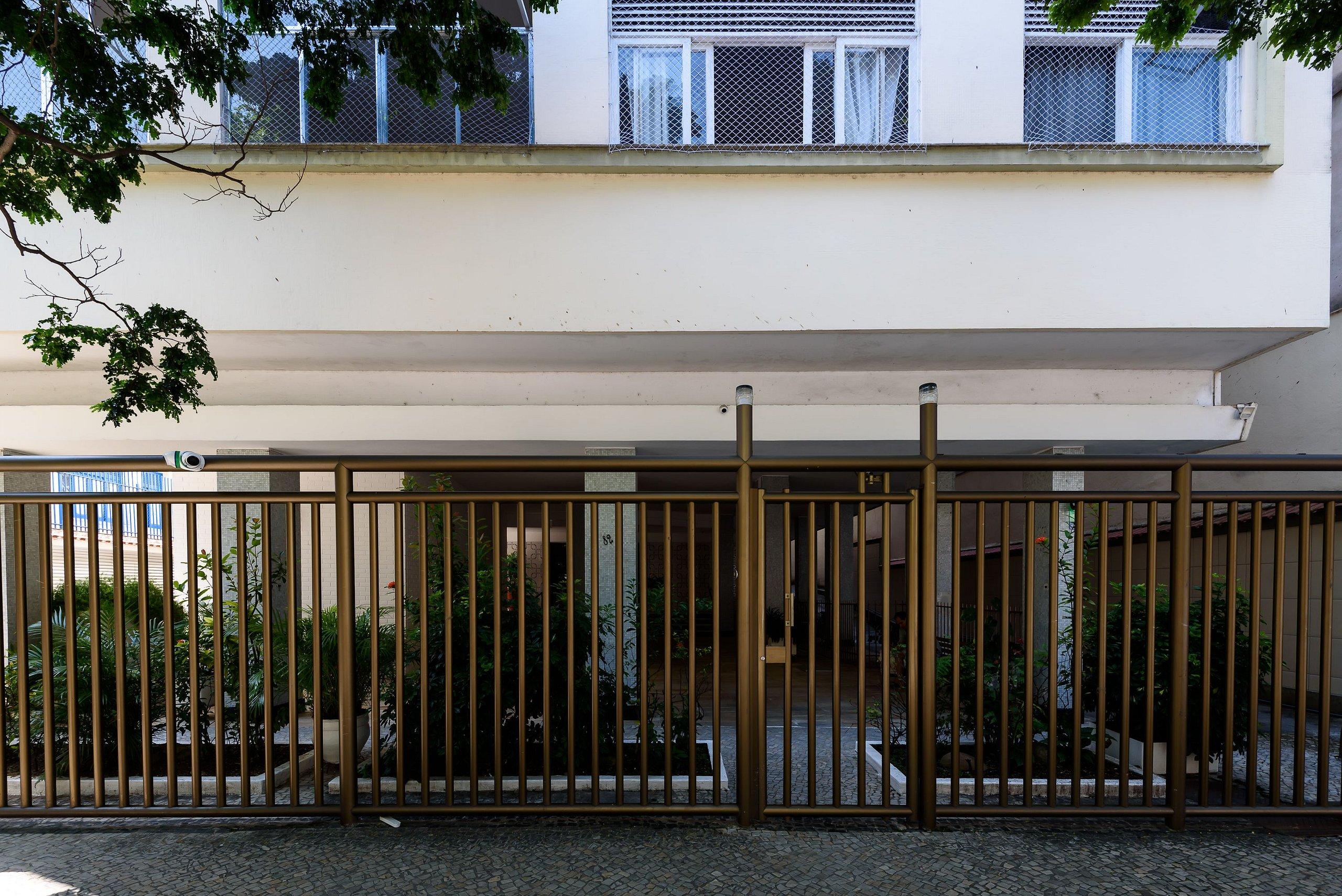 image-housing-carousel