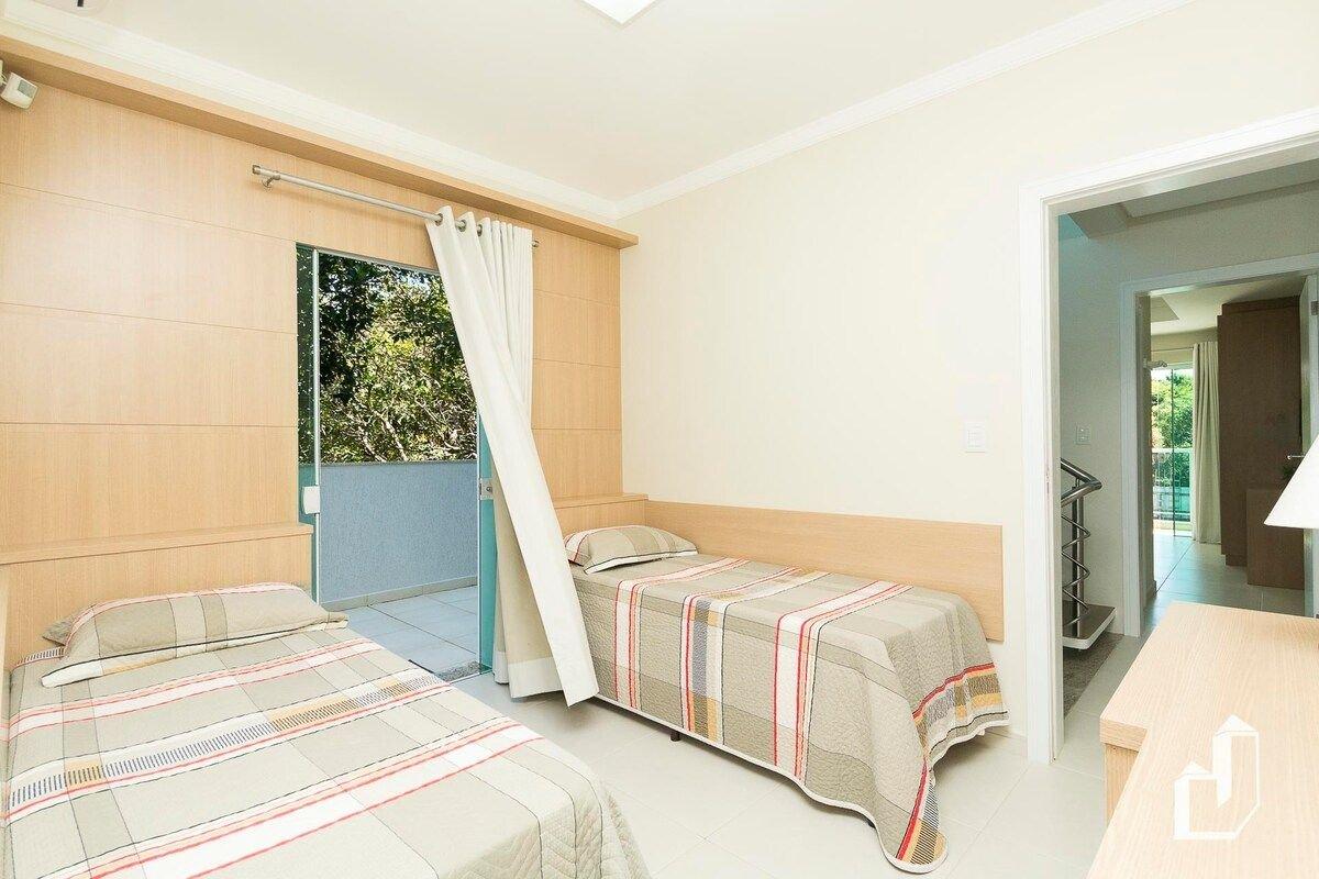 image-housing-carousel