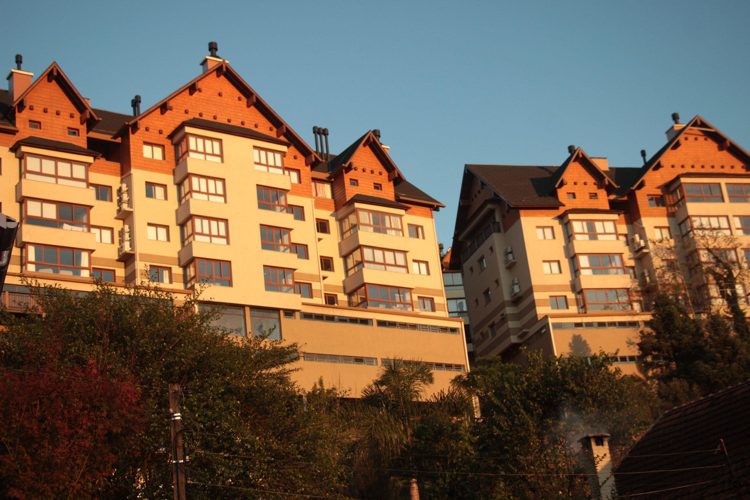 image-housing-carousel