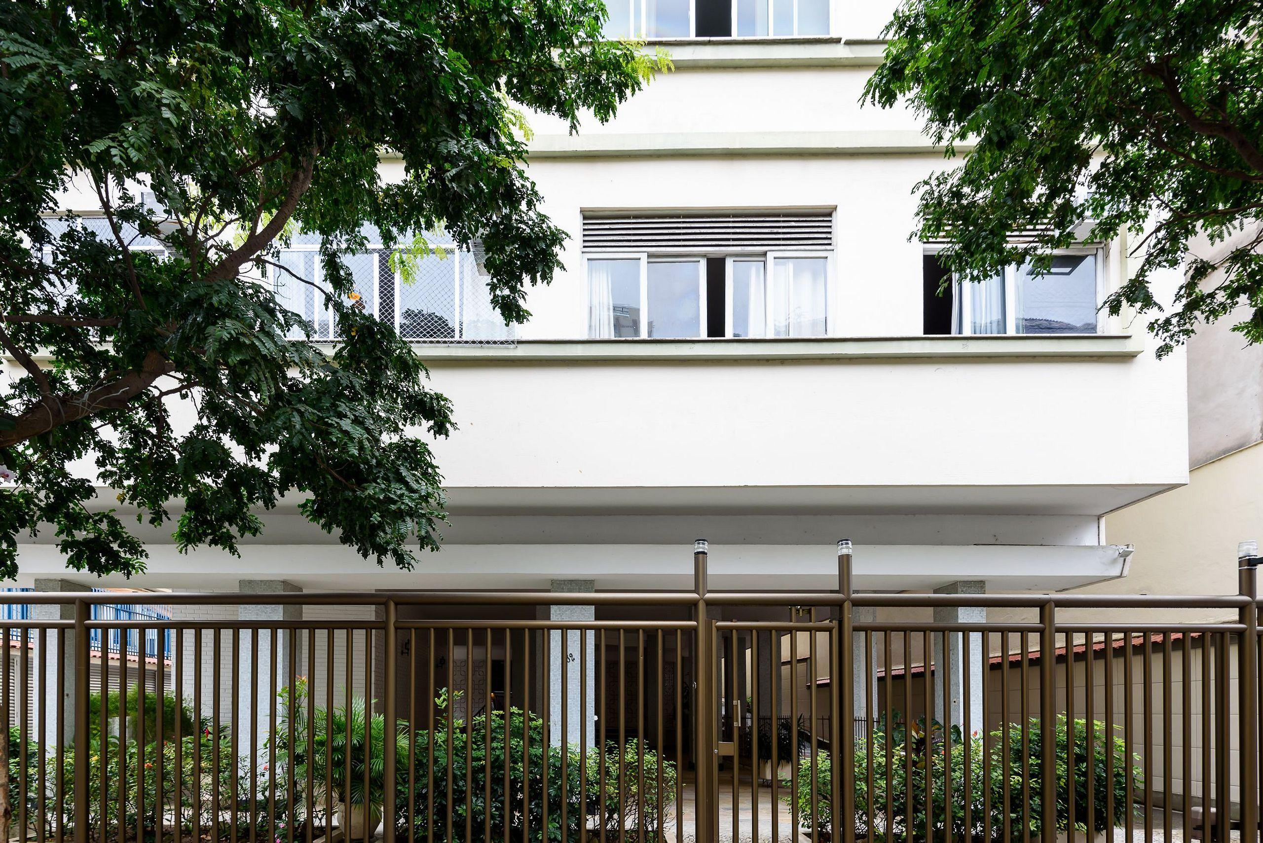 image-housing-carousel