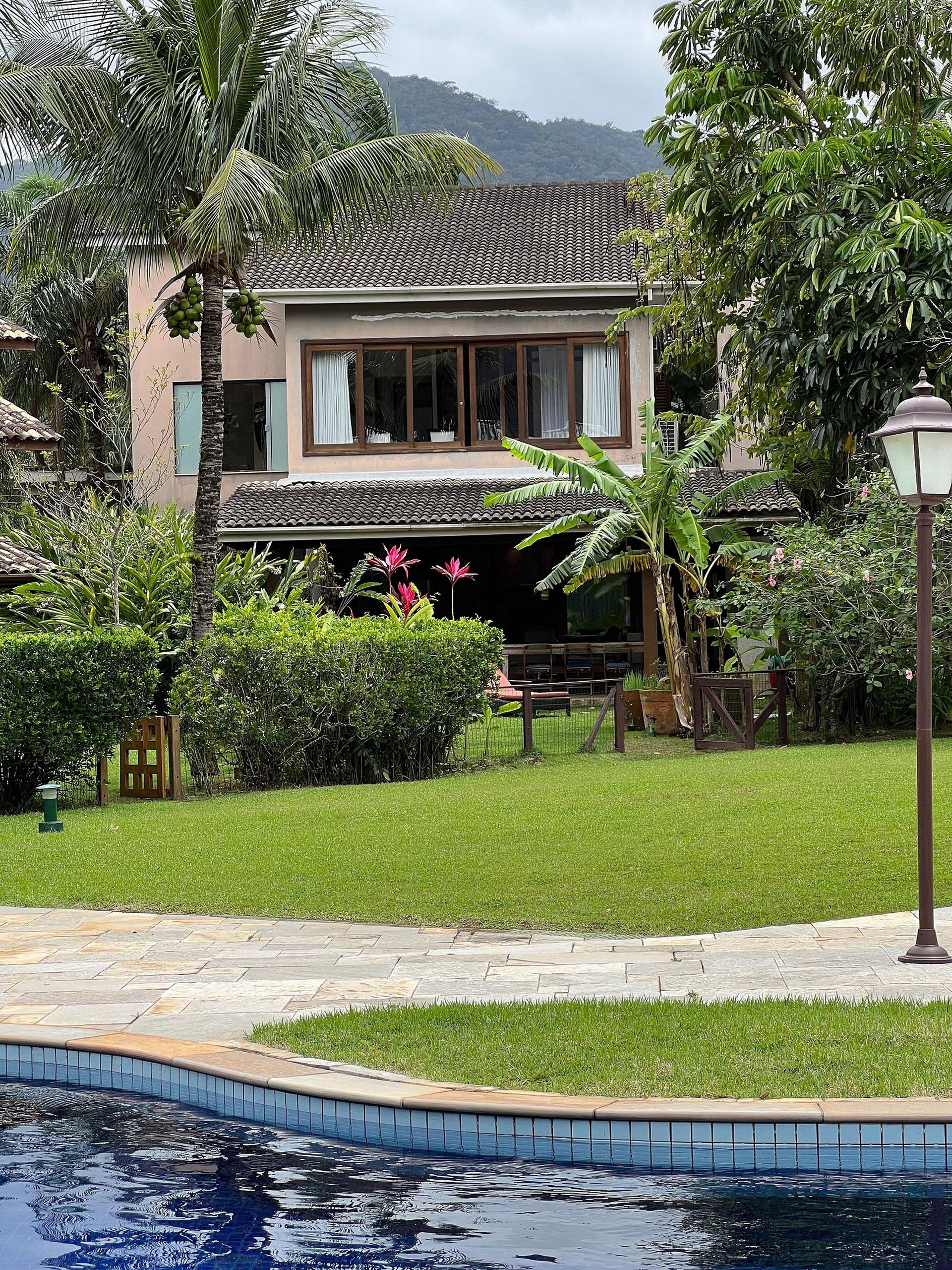image-housing-carousel