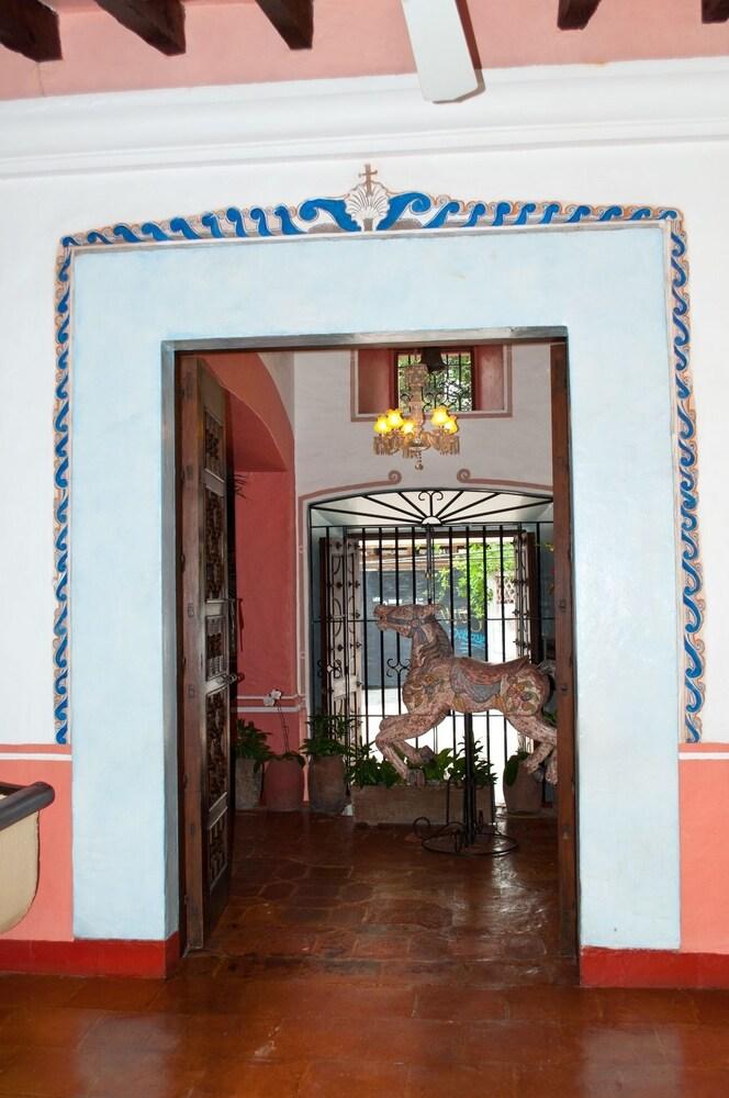 image-housing-carousel
