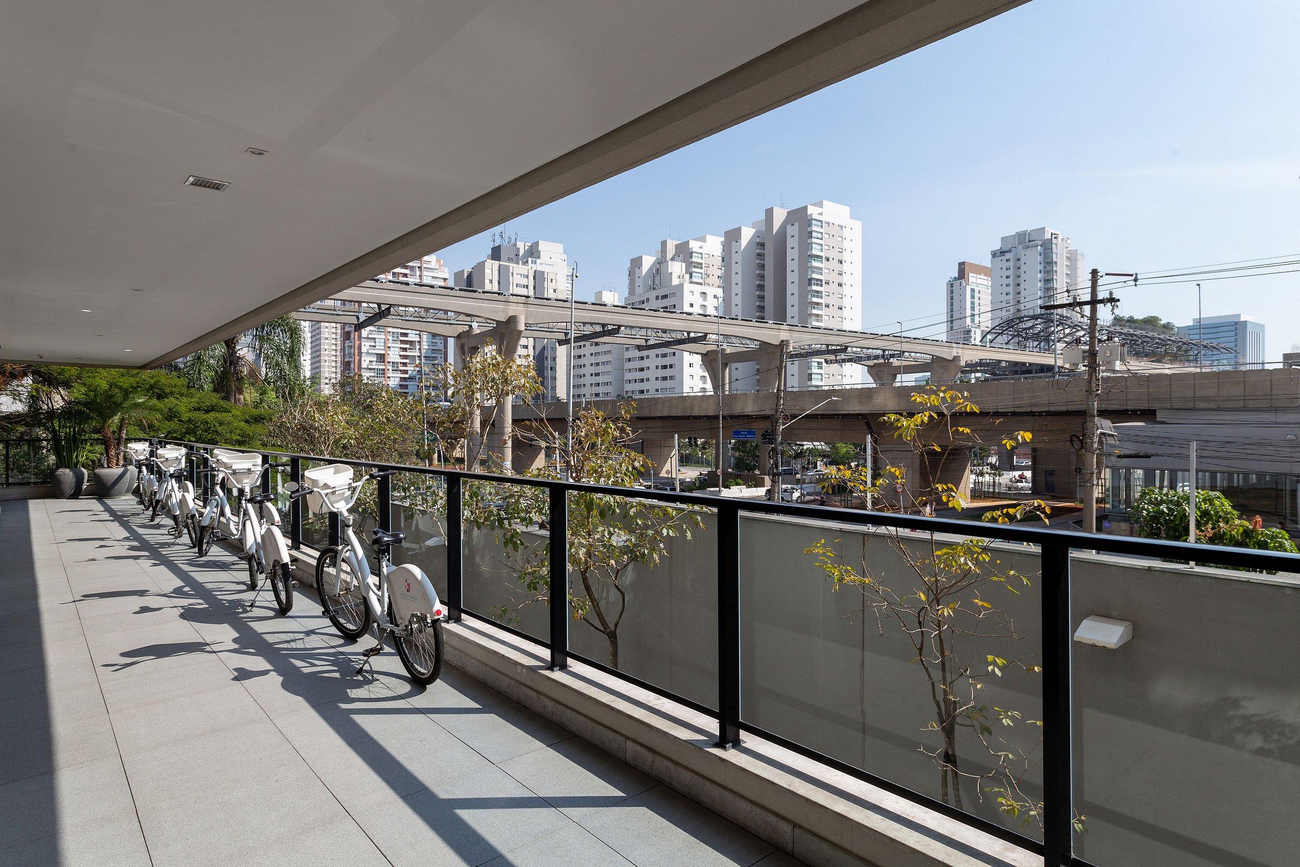 image-housing-carousel