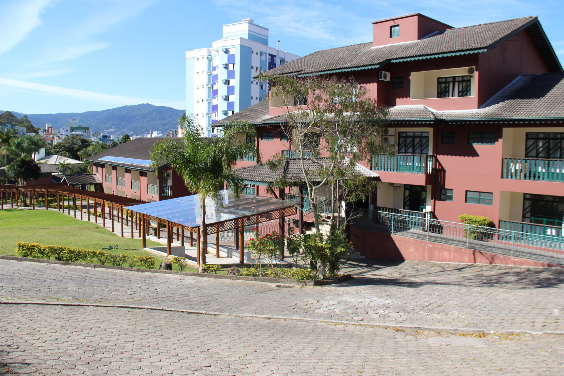 image-housing-carousel