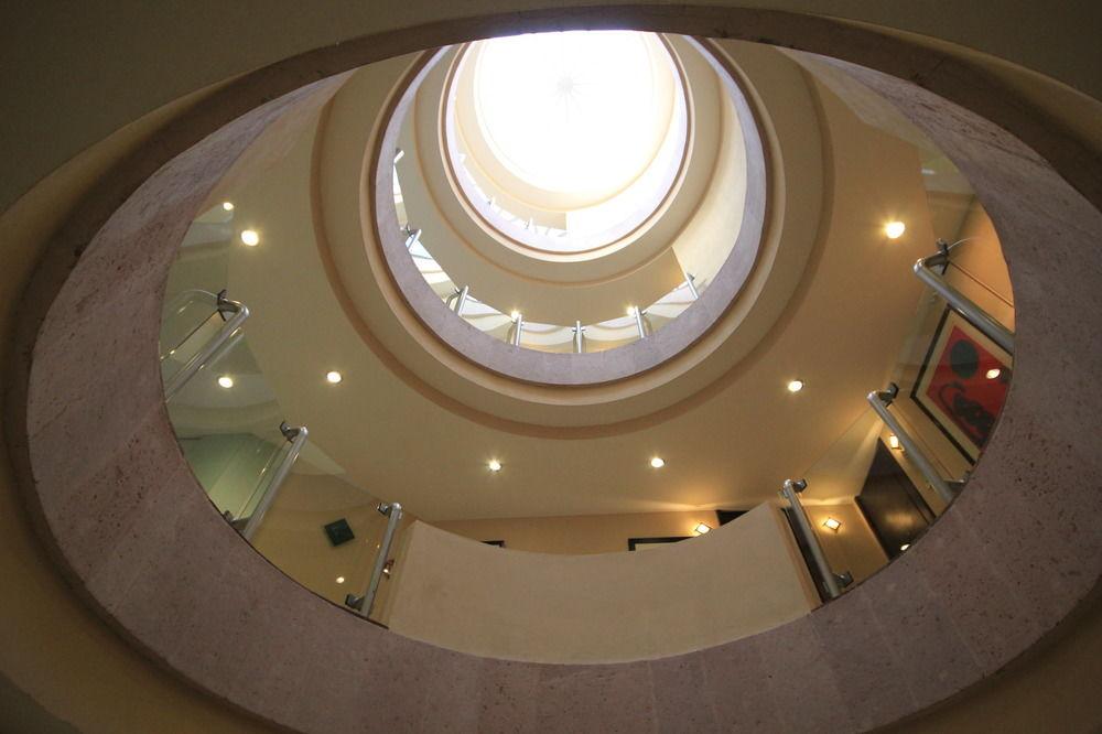 image-housing-carousel
