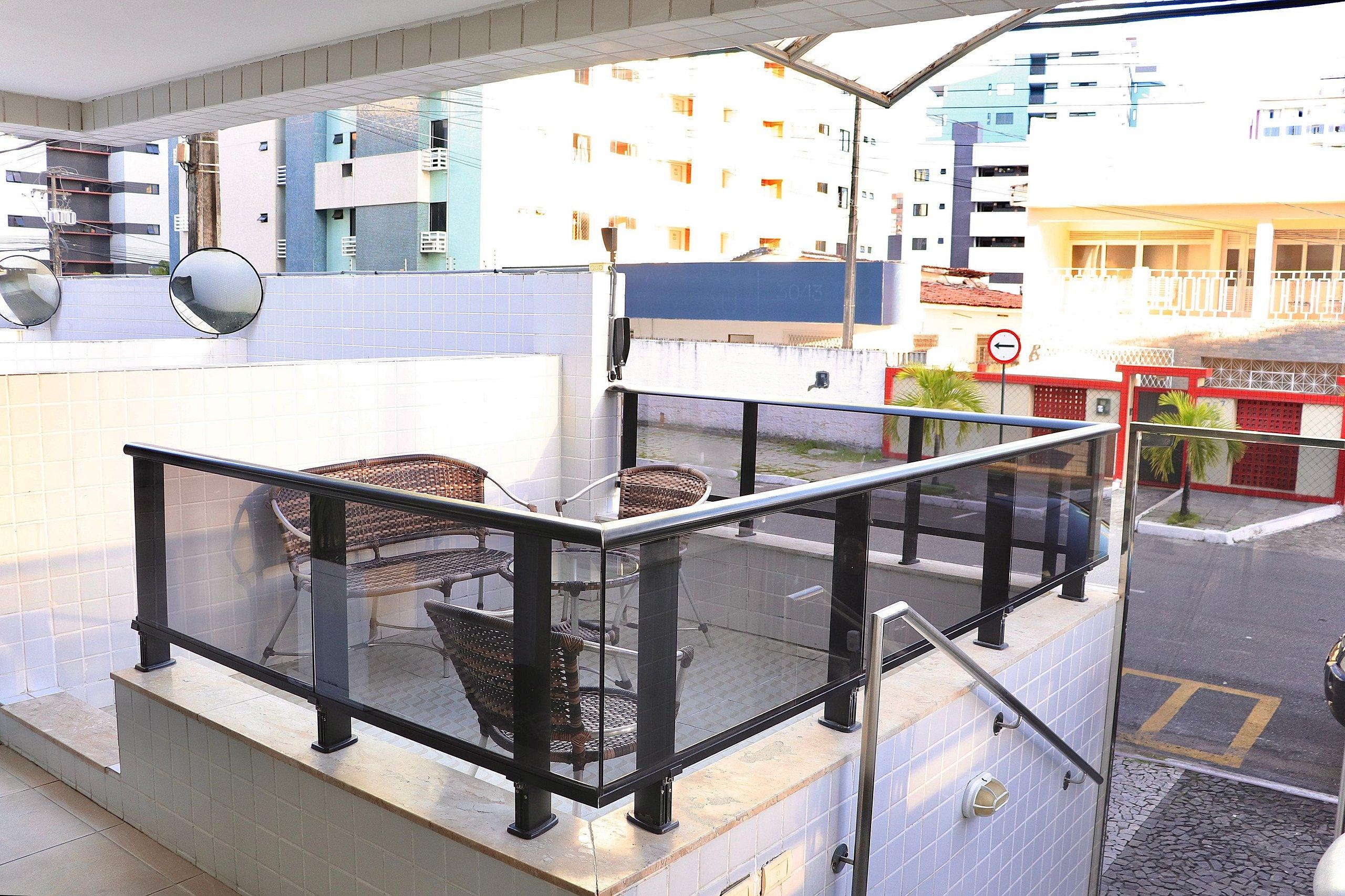 image-housing-carousel