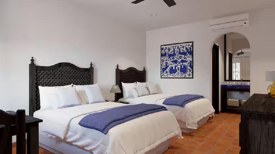 2 Full-Size Beds Guestroom - Pool Access