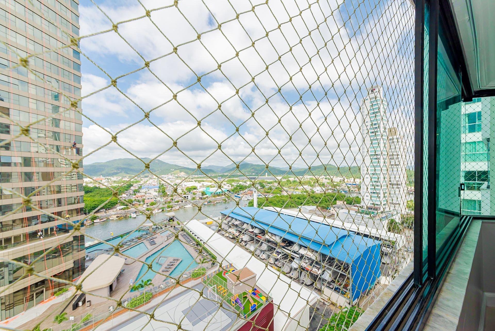 image-housing-carousel