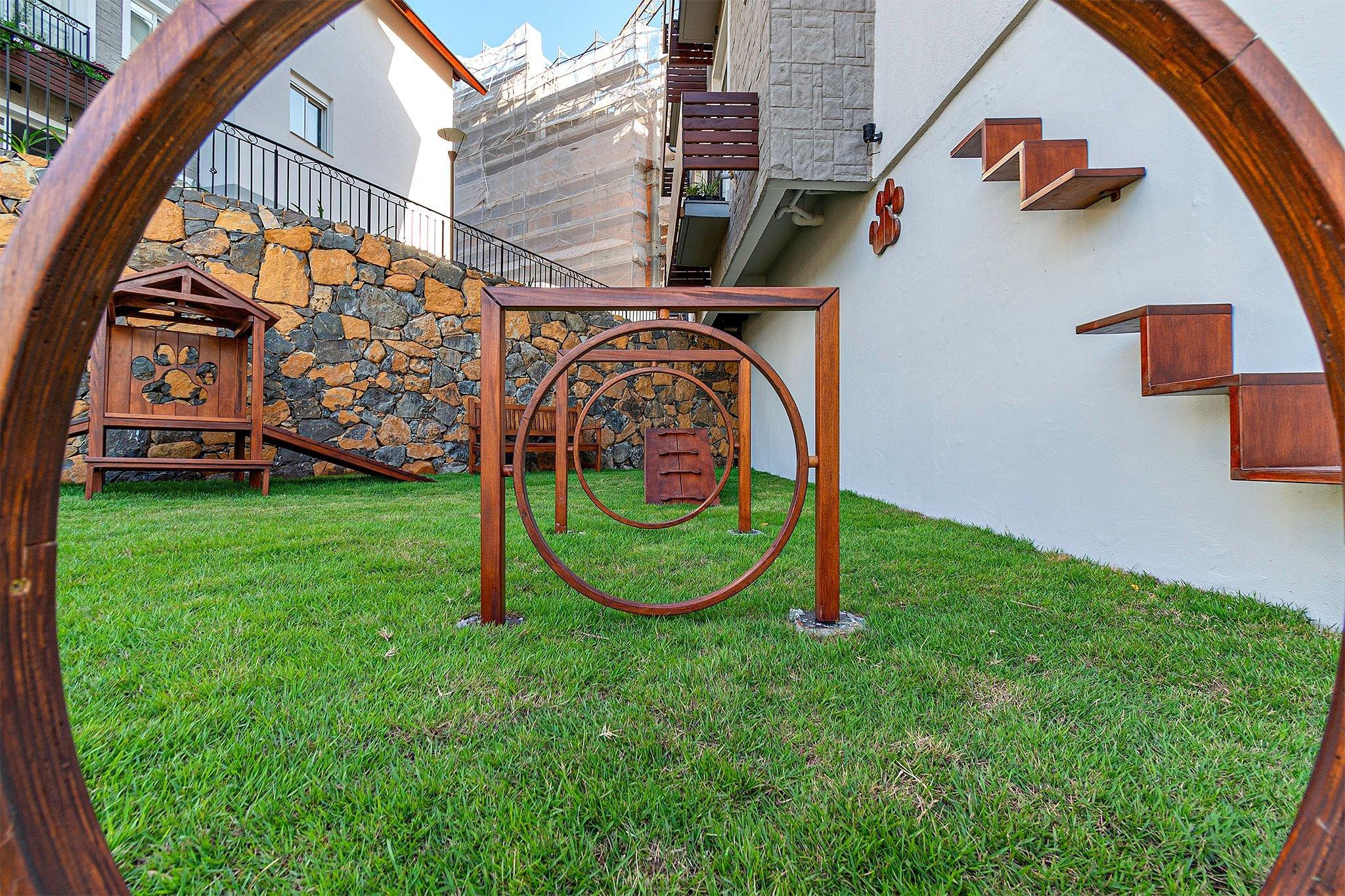 image-housing-carousel