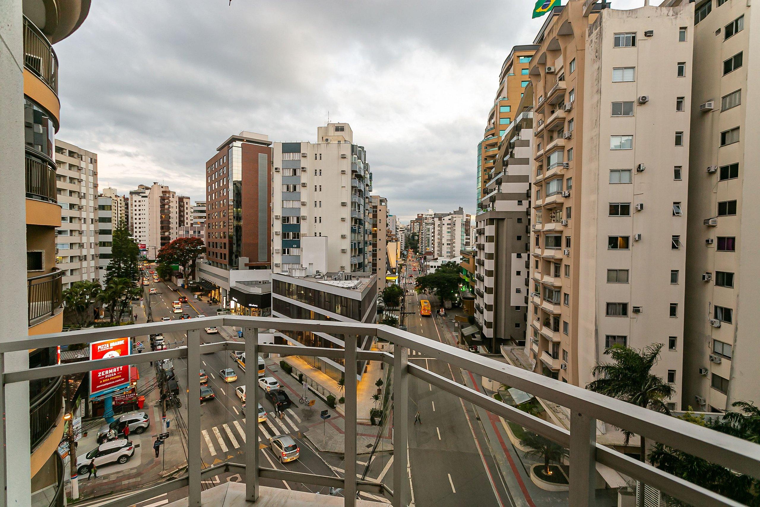image-housing-carousel