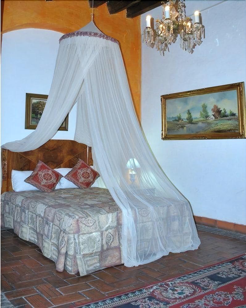 image-housing-carousel