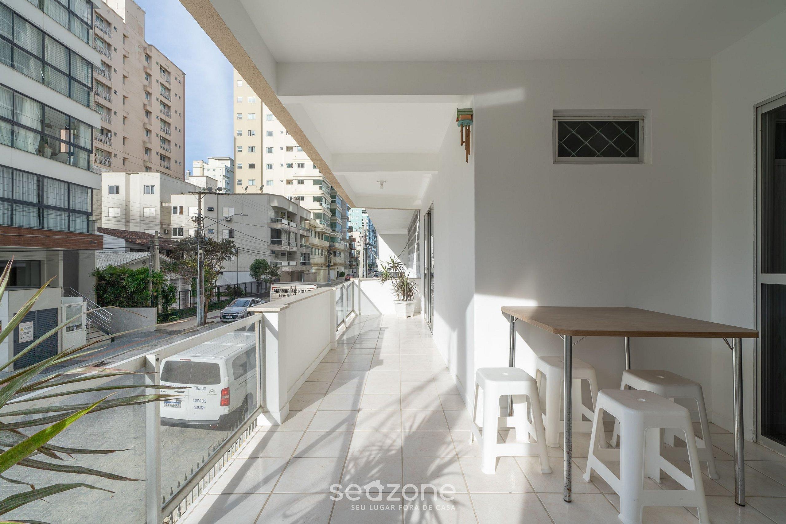 image-housing-carousel