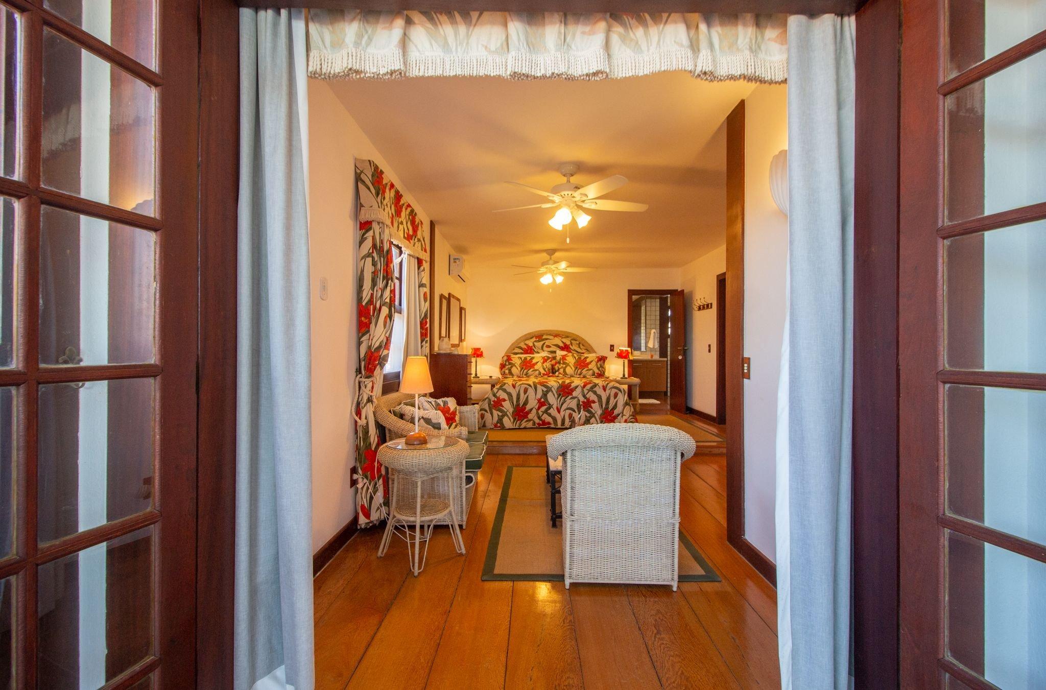 image-housing-carousel