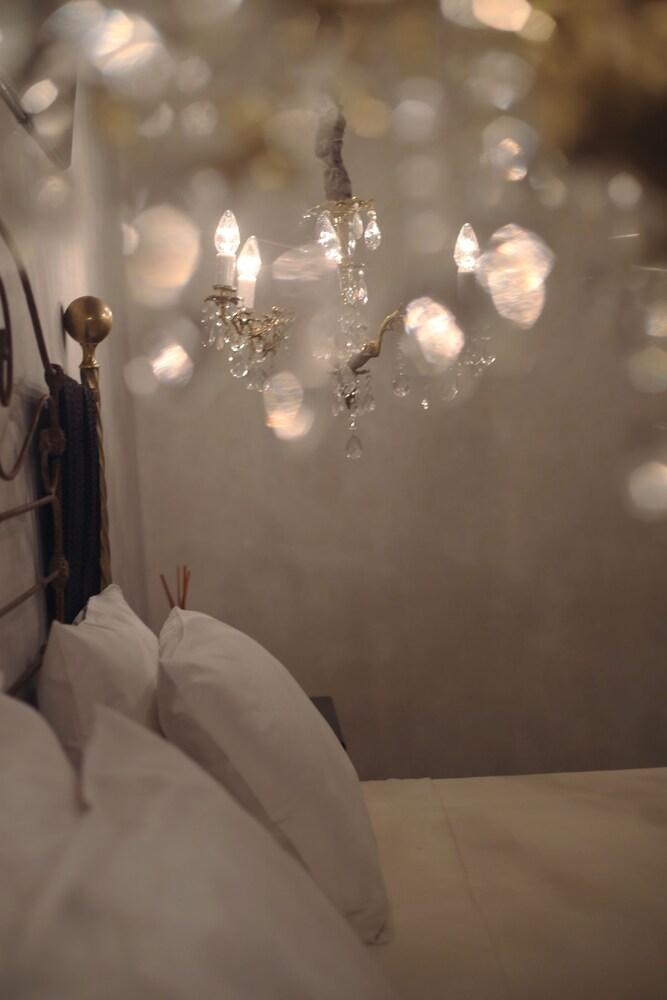 image-housing-carousel