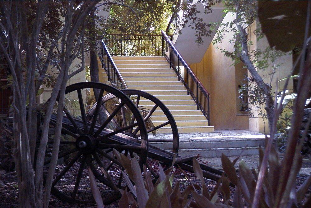 image-housing-carousel