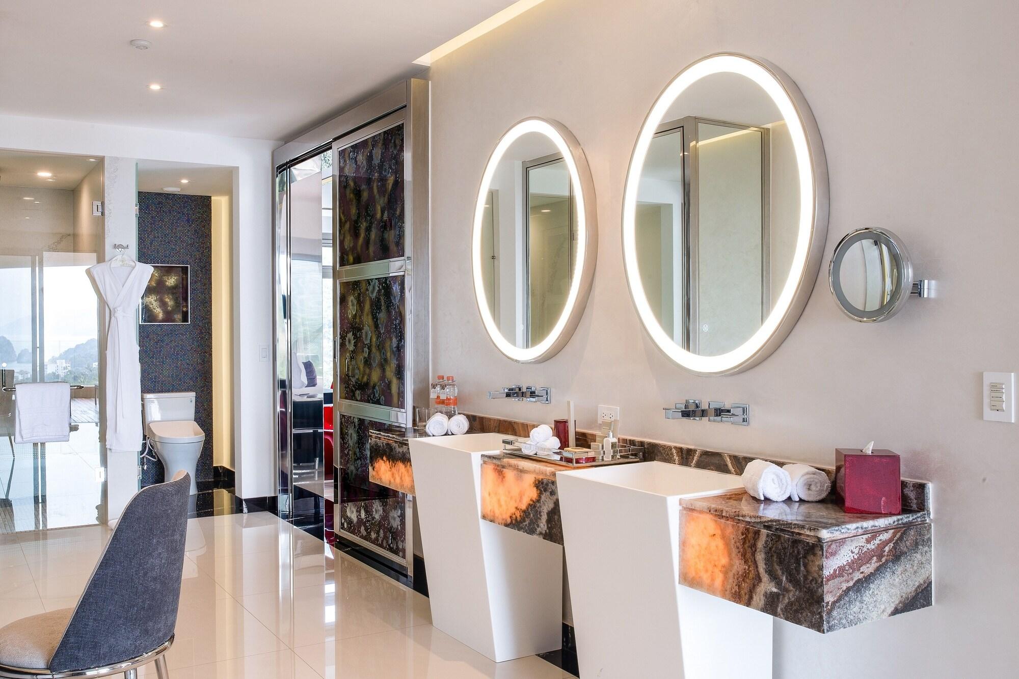 Corner Suite South + $60 Daily Resort Credits