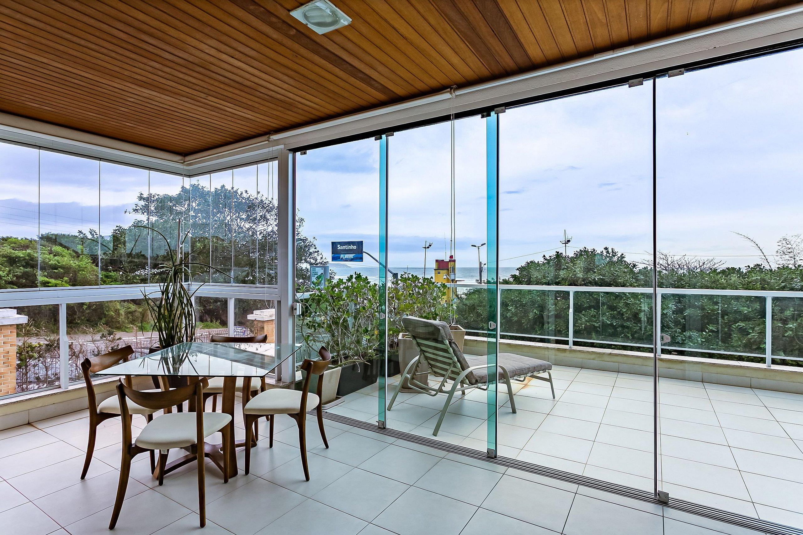 image-housing-carousel